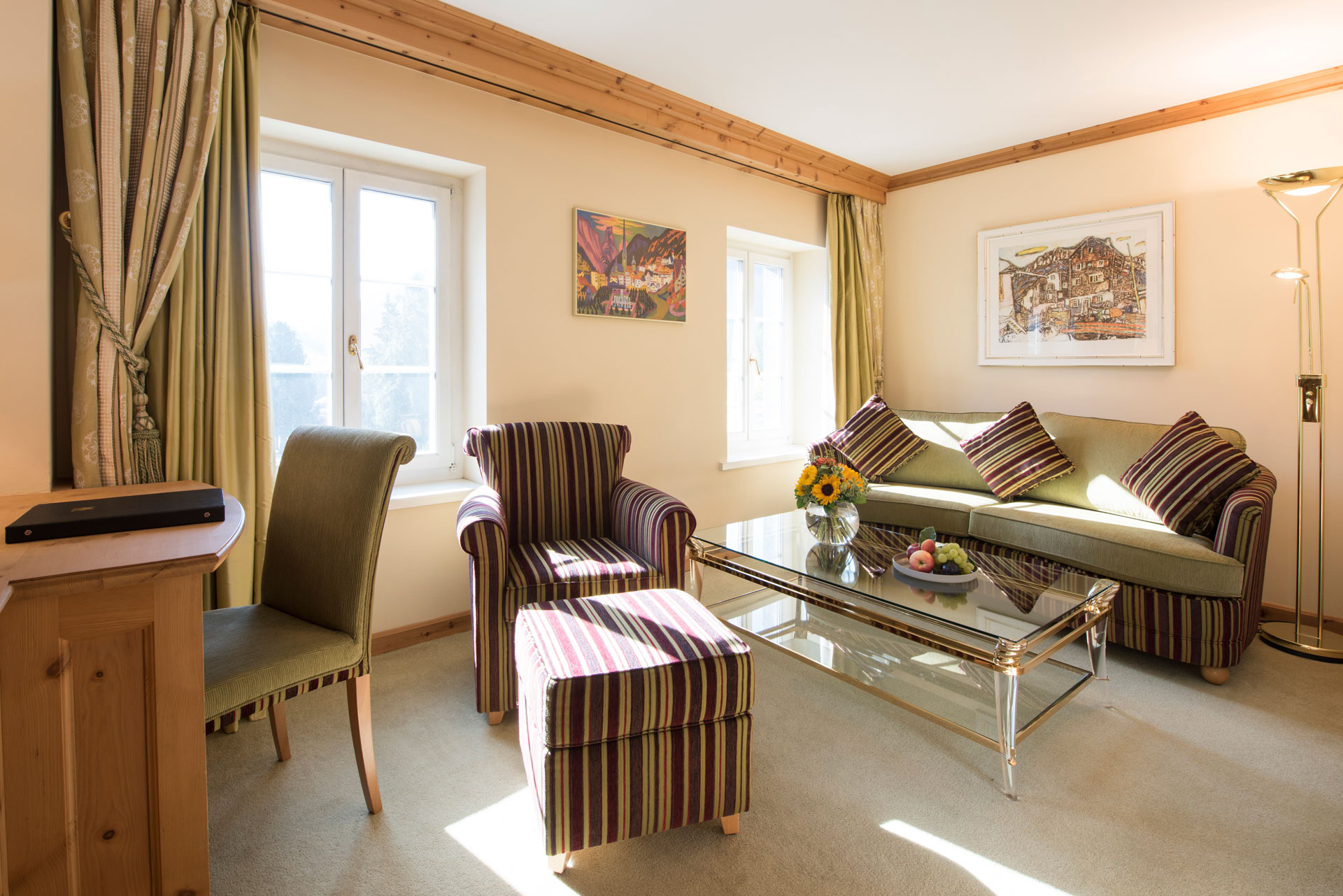 Wohnzimmer einer Hotelsuite mit Sofa und Sessel
